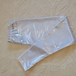 NWOT Shiny Silver Girl's Leggings. Size M/8